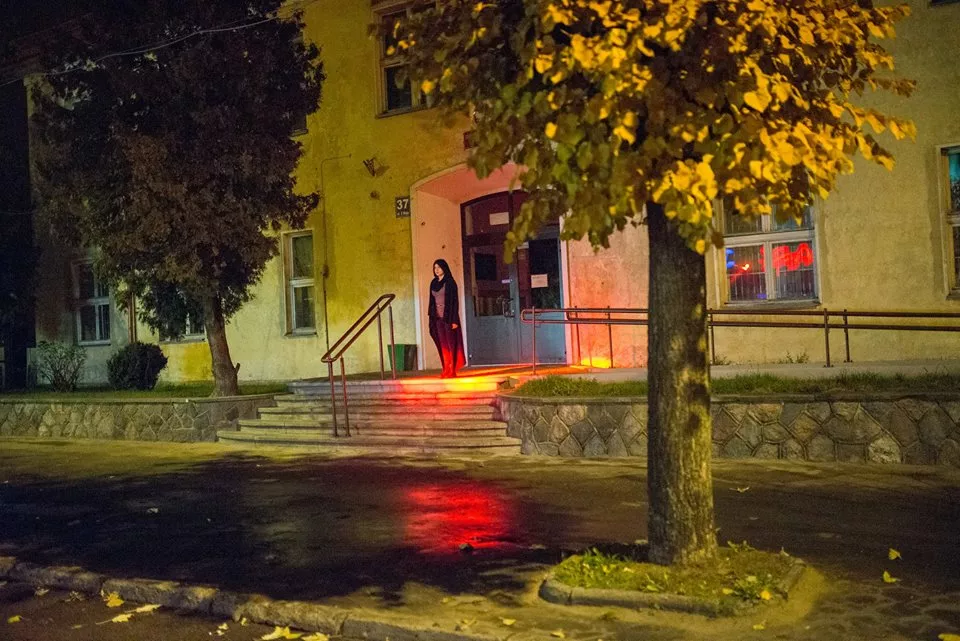 O dziewczynie, która wraca nocą sama do domu